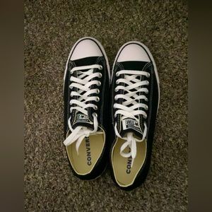 Black brand new low top converse size 9.5 men 11 women Does has box
